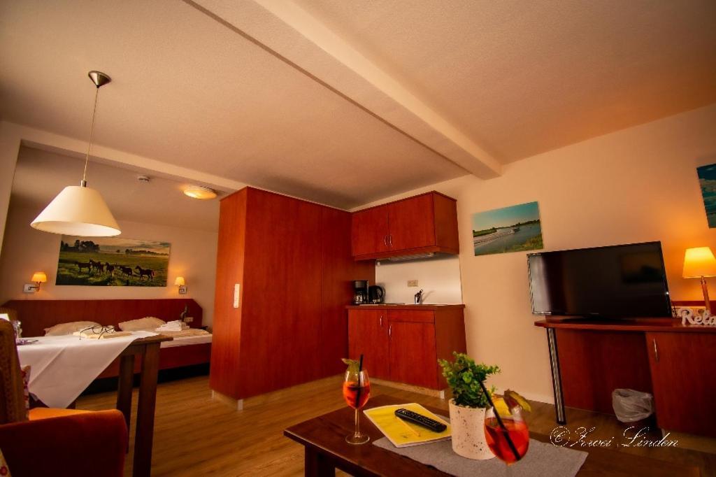 Hotel Zwei Linden - Links Der Elbe - Niedersachsen Balje ภายนอก รูปภาพ